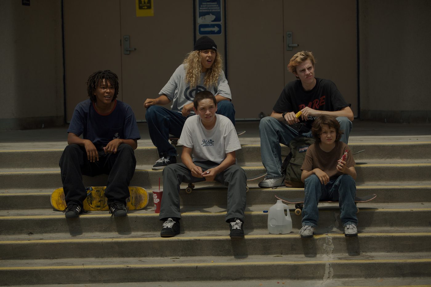 the-mid90s-cast-on-skating-sticking-to-the-script-in-jonah-hill-s