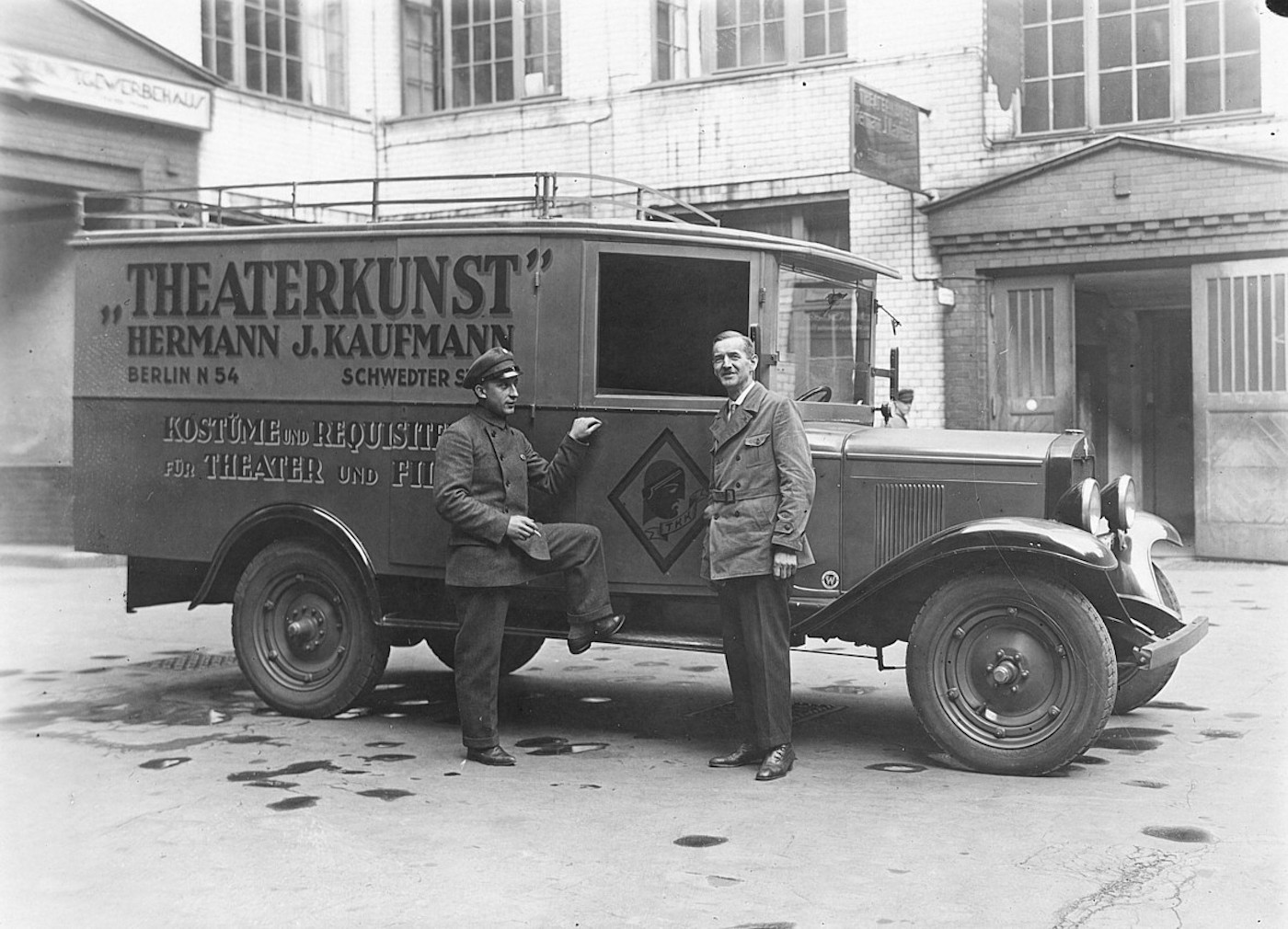 Theaterkunst_delivery_van.jpg