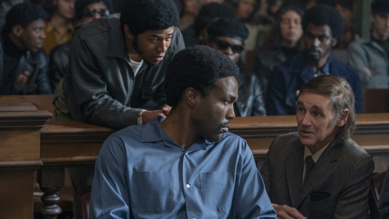 THE TRIAL OF THE CHICAGO 7 (L to R) KELVIN HARRISON JR. as Fred Hampton, YAHYA ABDUL-MATEEN II as Bobby Seale, MARK RYLANCE as William Kuntsler in THE TRIAL OF THE CHICAGO 7. Cr. NIKO TAVERNISE/NETFLIX © 2020