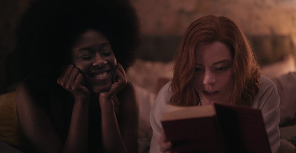 THE QUEEN’S GAMBIT (L to R) MOSES INGRAM as JOLENE and ANYA TAYLOR-JOY as BETH HARMON in episode 107 of THE QUEEN’S GAMBIT Cr. COURTESY OF NETFLIX © 2020