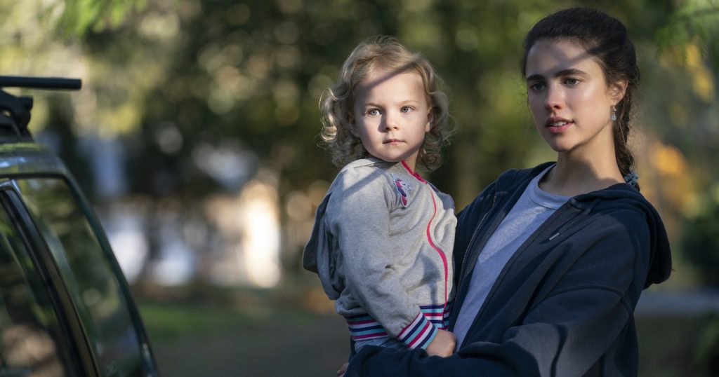 MAID (L to R) RYLEA NEVAEH WHITTET as MADDY and MARGARET QUALLEY as ALEX in episode 101 of MAID Cr. RICARDO HUBBS/NETFLIX © 2021