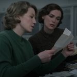 (L-R): Carrie Coon as Jean Cole and Keira Knightley as Loretta McLaughlin in 20th Century Studios' BOSTON STRANGLER, exclusively on Hulu. Photo by Claire Folger. © 2022 20th Century Studios. All Rights Reserved.